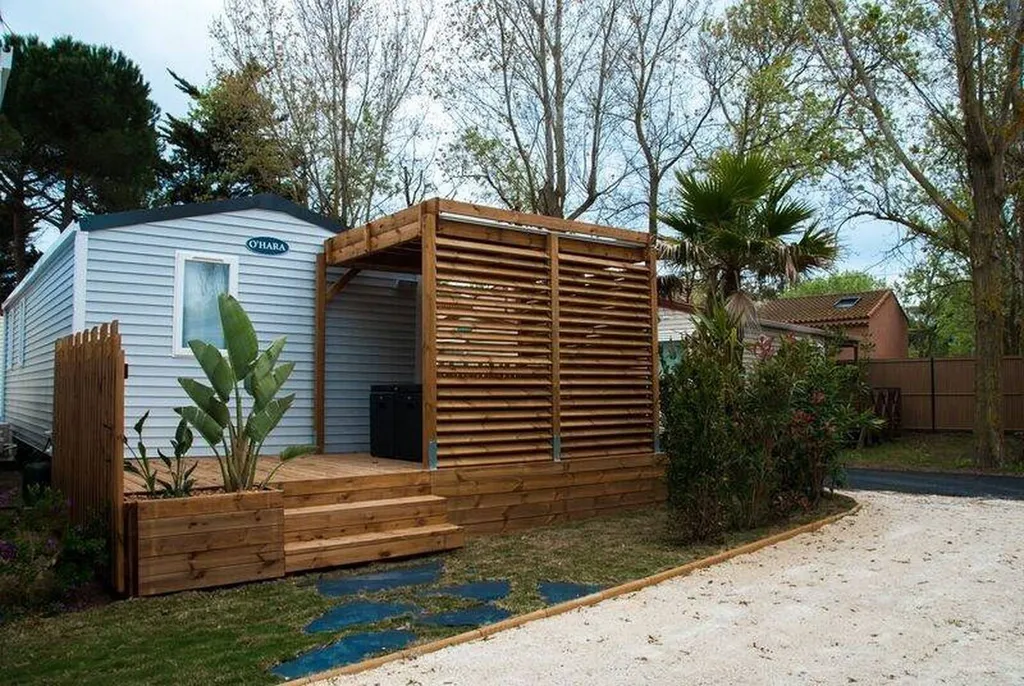 location de mobil home terrasse couverte vias