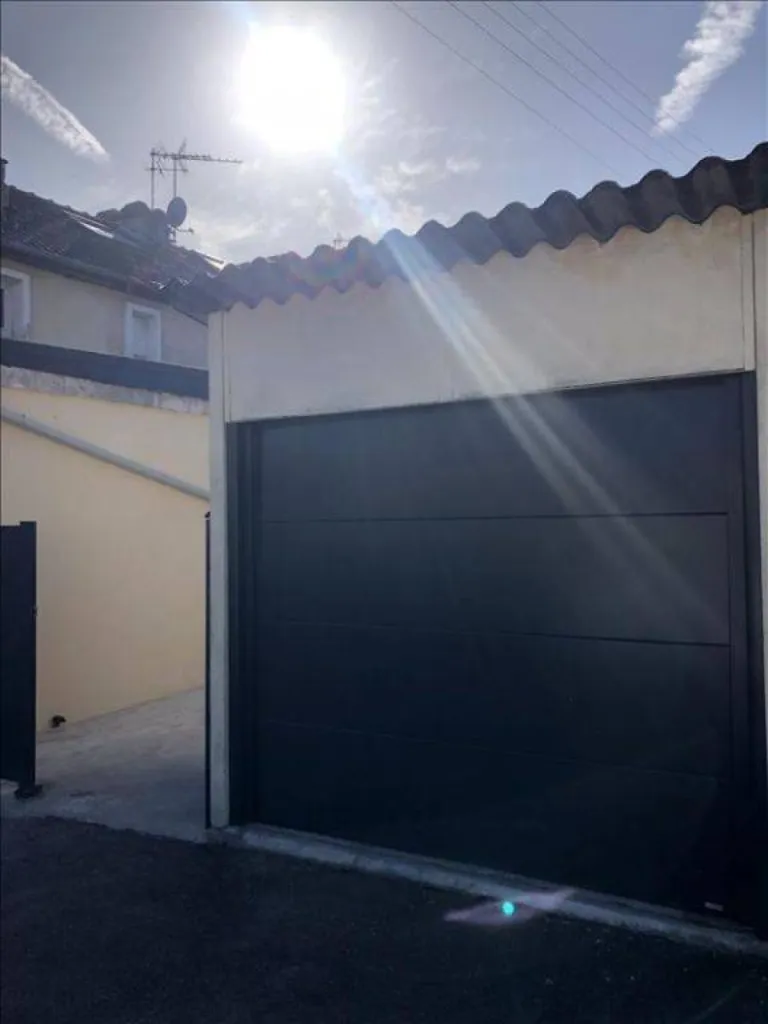Disposant d'une cour, un garage et un sous-sol