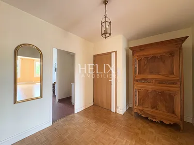 A vendre, situé dans un secteur très recherché à la fois proche du centre ville, de la gare et tennis à Louceviennes un grand appartement de 123,98 M2. Rénovation et isolation de la toiture  votées en mars 2025 et payées par les vendeurs.