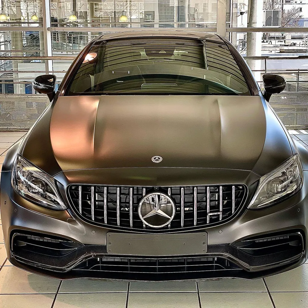 Pose de protection PPF sur la carrosserie d'une Mercedes C63 S AMG à Lyon dans le Rhône