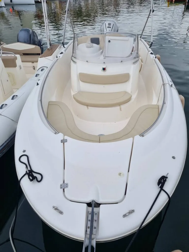 A vendre Cap Camarat 715 Open d'occasion en très bon état pour 8 personnes dans le Var