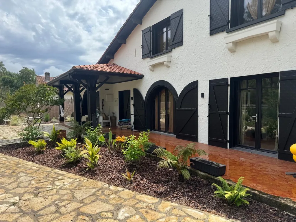 Création de massif paysager avec paillage et plantes variées à Mimizan