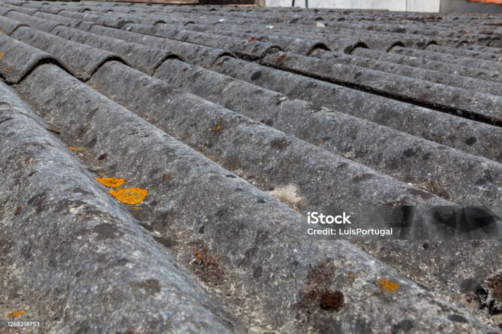 Tole fibro amiantée dépose dans le protocole amiante Track déchets Veolia Oréduit partenaire de HCPR