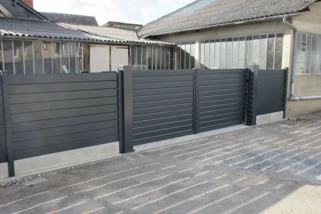 Pose d’un portail motorisé en aluminium autoportant de grande dimension à Isneauville 76, proche de Rouen
