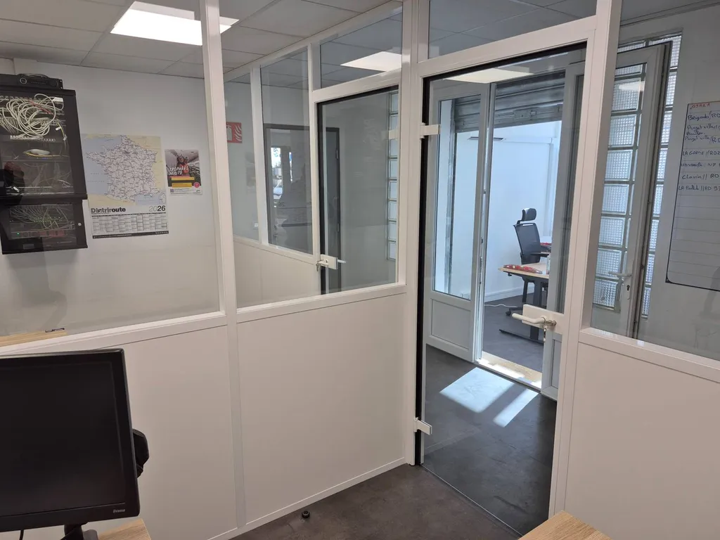 Pose de cloisons amovibles semi-vitrées_VITROLLES