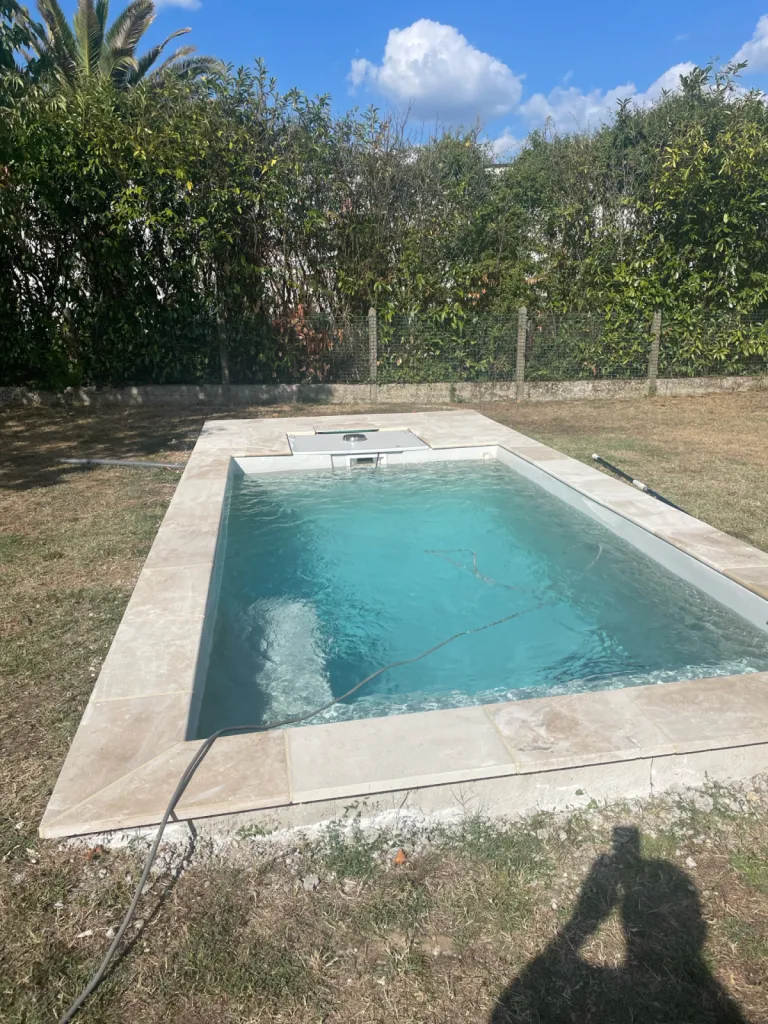 Piscine à coque en Charente : La solution durable et élégante pour votre jardin à Linars.