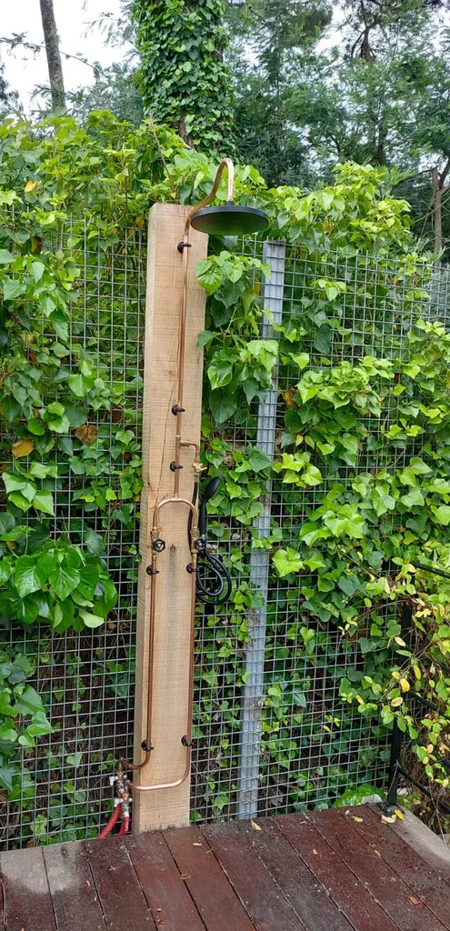 Création d'une douche extérieure artisanale à Arès.
