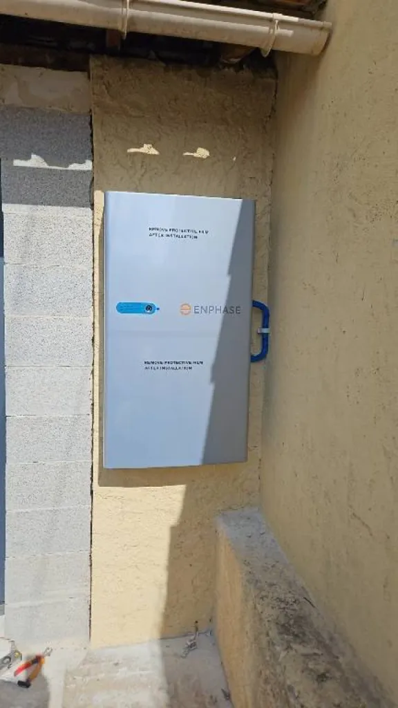 Installation d'une batterie physique Enphase QI 5P par Provence Energie Solaire Servicess