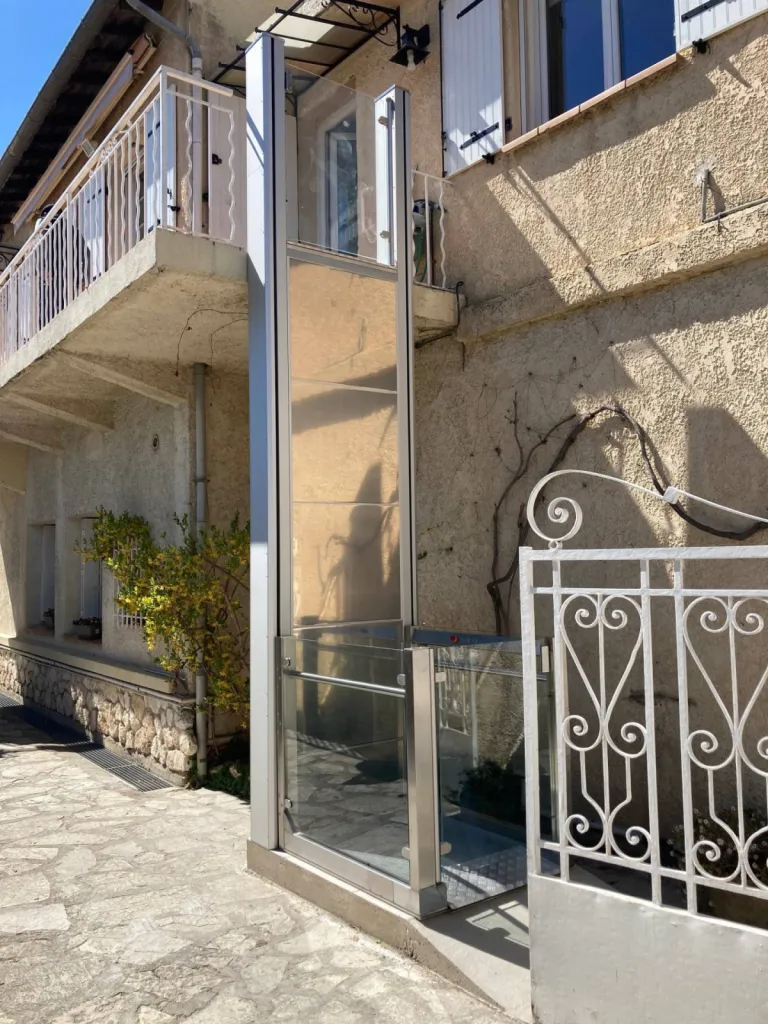 Vue d'ensemble de la cour intérieure une fois pourvue de sa plateforme verticale Barduva RB 150 à St Cannat près d'Aix en Provence