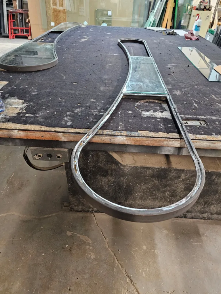 Création de plusieurs étagères de forme ovale sur ferronnerie d'art pour l'hôtel particulier 