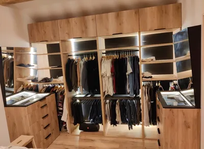 Création d’un dressing sur mesure avec penderies, tiroirs tapissiers et miroirs inclinés dans une chambre parentale à Cassis