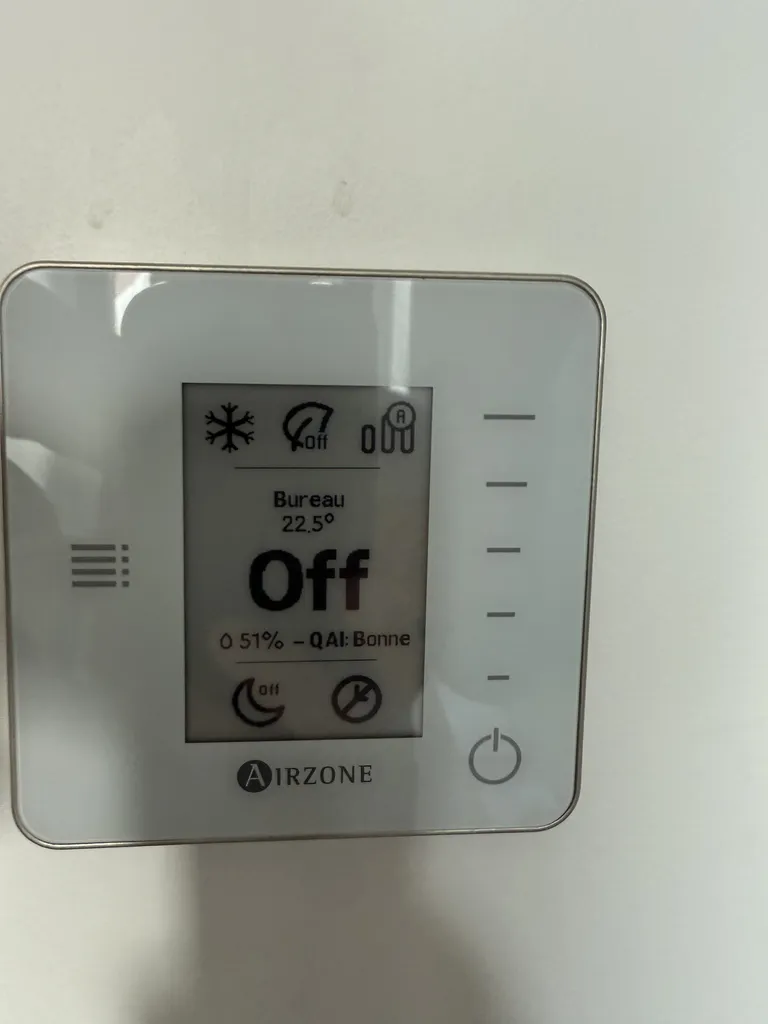 pose d’une pompe à chaleur réversible gainable de 10kw pour l’étage et deux mureaux dans le salon à Mandres-les-Roses 94