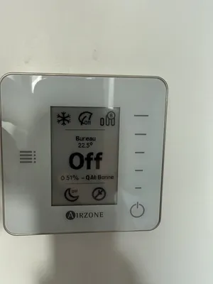 pose d’une pompe à chaleur réversible gainable de 10kw pour l’étage et deux mureaux dans le salon à Mandres-les-Roses 94