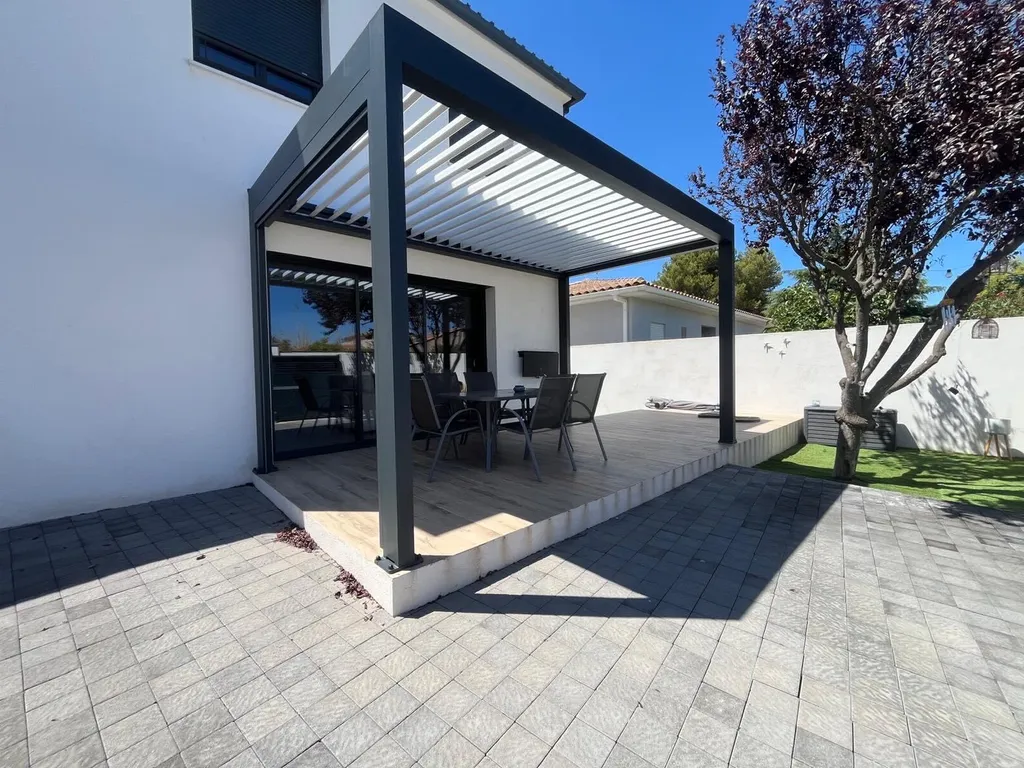 Mise en place d'une Pergola Bioclimatique Marquises modèle IZI sur Martigues