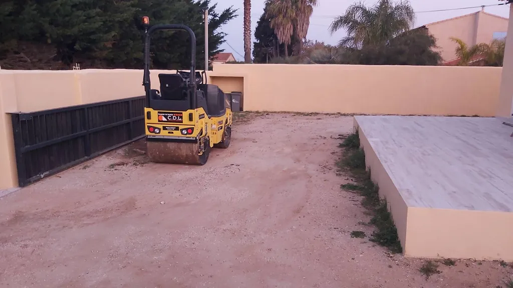 Application d'un gravillonnage bicouche dans la cour de la villa d'un particulier à Six-Fours les Plages dans le Var