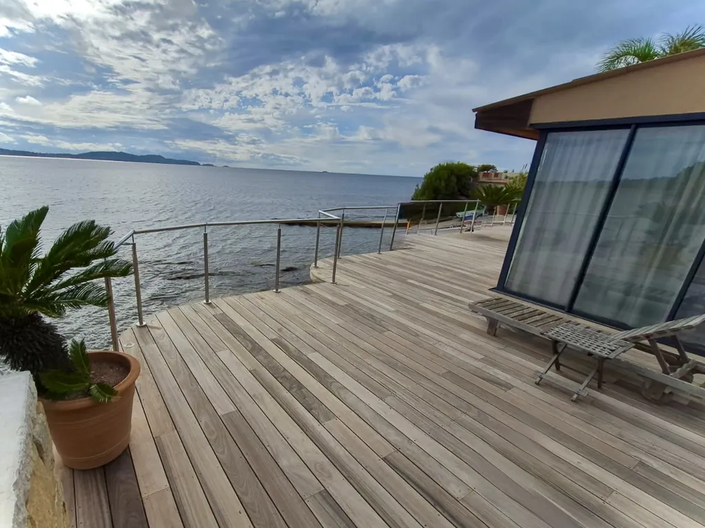 Pose et fourniture de terrasse en bois en Padouk pour particuliers à Carqueiranne, proche de Hyères dans la région PACA
