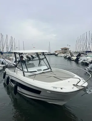 Jeanneau Cap Camarat 7.5 WA S3 d’occasion de 2025 équipé d'un moteur Honda BF250 : bateau avec cabine disponible à la vente chez Toni Marine à La Londe les Maures près de Toulon