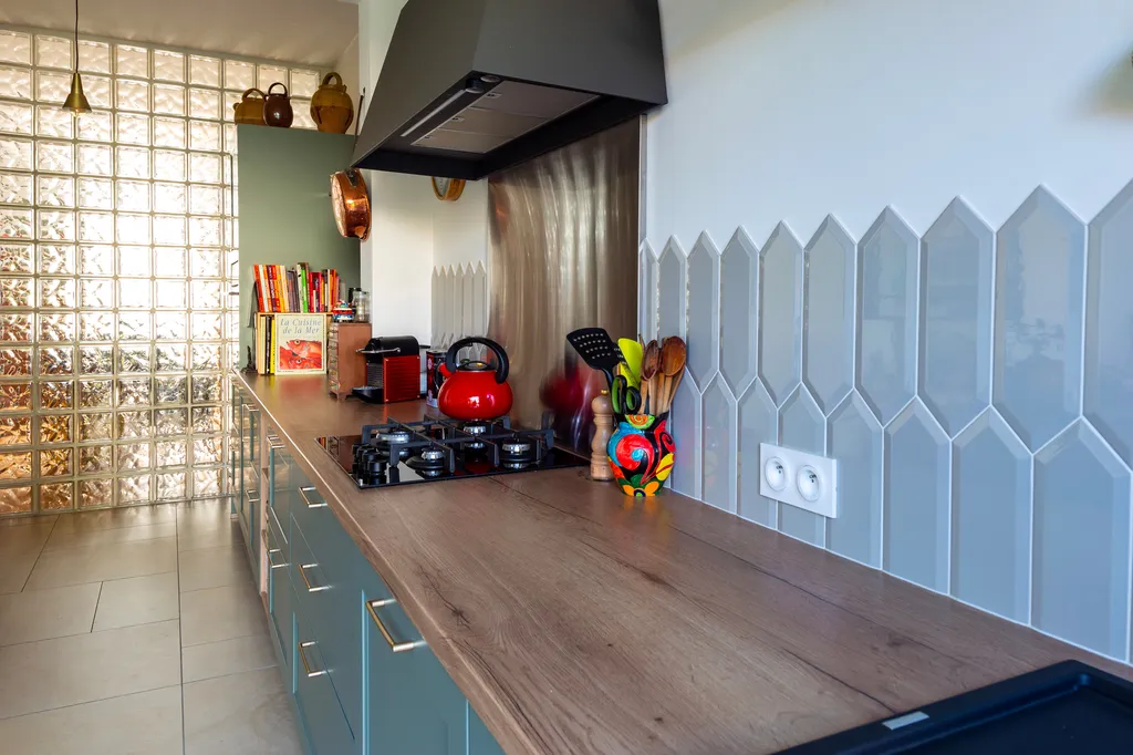 Cuisine redessinée par AKIKO ARCHITECTURE dans le cadre de l’extension bois à Bègles : matériaux naturels, lignes épurées et ambiance douce pour magnifier le réagencement intérieur