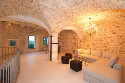 L'agence Immobilière du Luberon à Menerbes décorée par Sacha