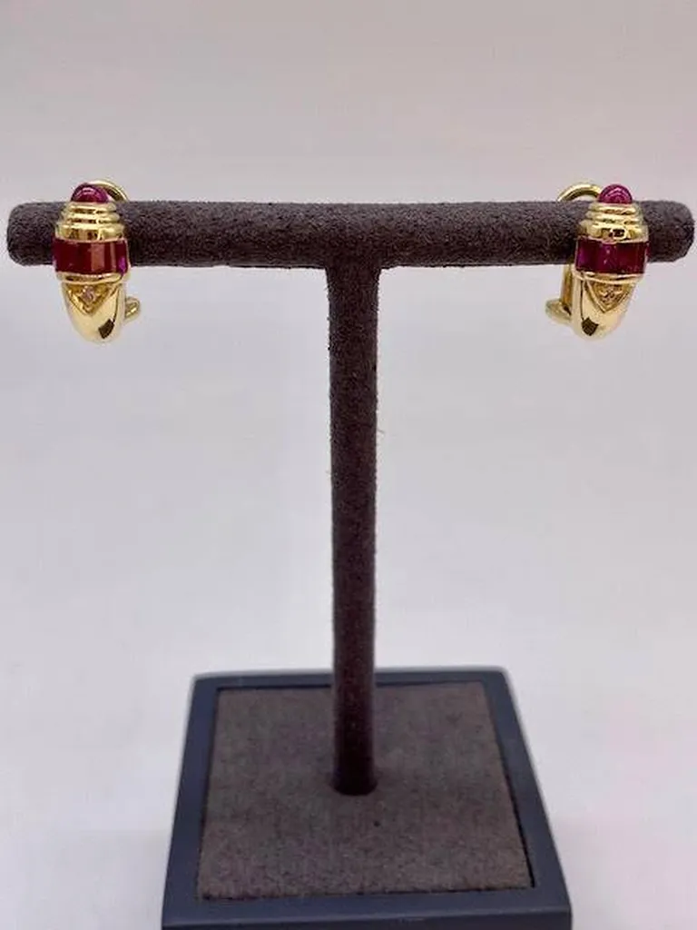 Or Ligne Présente : Éclat et Raffinement avec des Boucles d'Oreilles en Or, Rubis et Diamants