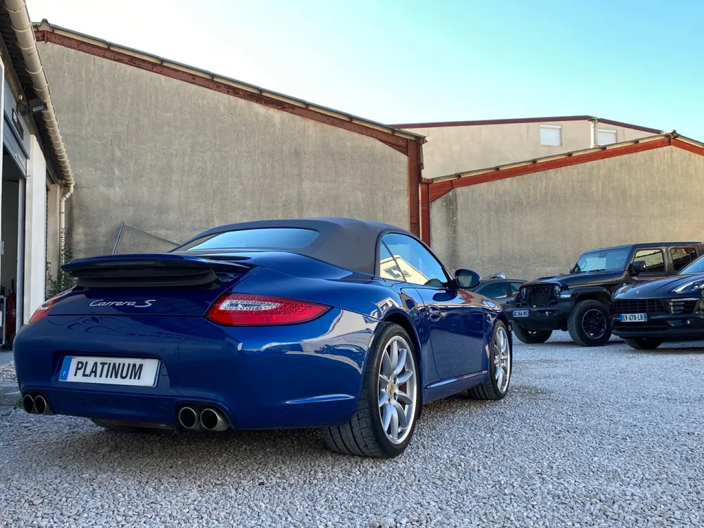 Carrosserie pour réparation à Carnoux, porsche 997 avec les deux ailes arrière abîmés. Platinum Carrosserie franchise offerte 