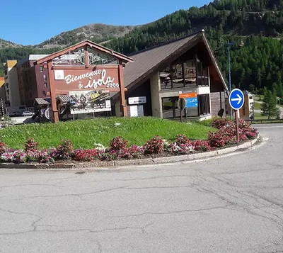 Entretien et fleurissement de rond point dans les Alpes Maritimes