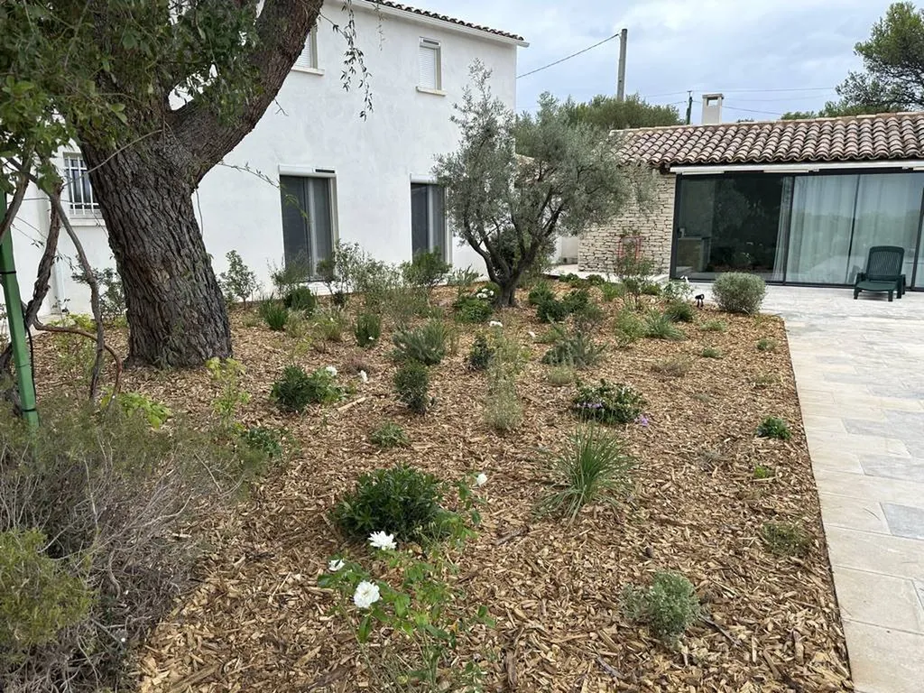 Paysagiste expert pour la création et l'aménagement de jardins à Aramon 30390, dans le Gard, pour un extérieur unique et sur mesure