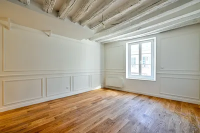 A vendre Exceptionnel à Saint Germain en Laye, magnifique studio  situé au 2ème étage d'un immeuble ancien, à 5 mn à pied du RER A. Très belles prestations.
