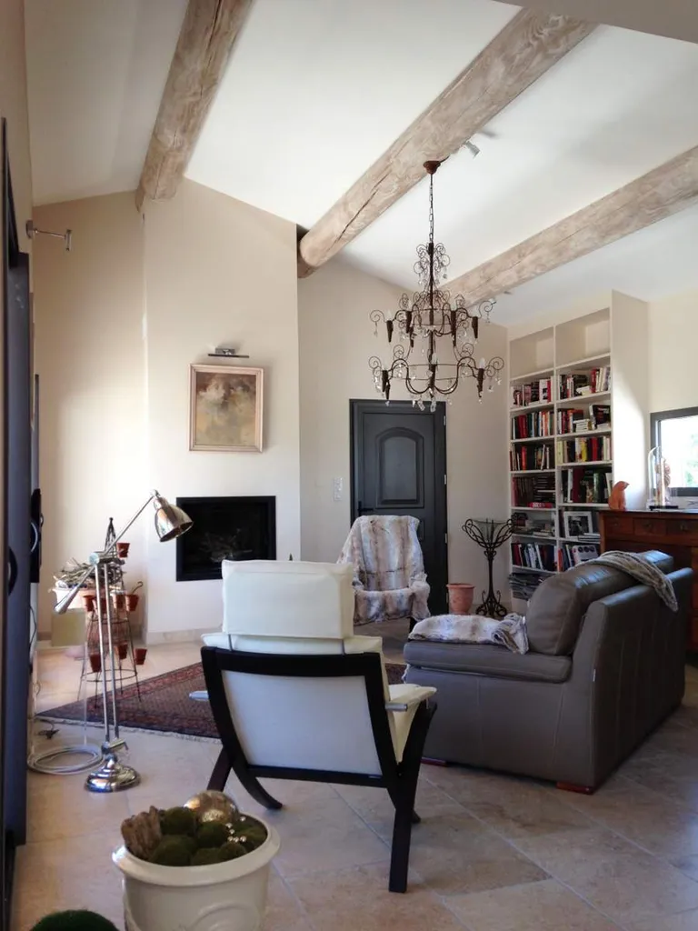 Séjour sous rampants maison individuelle de plain pied à Vernègues