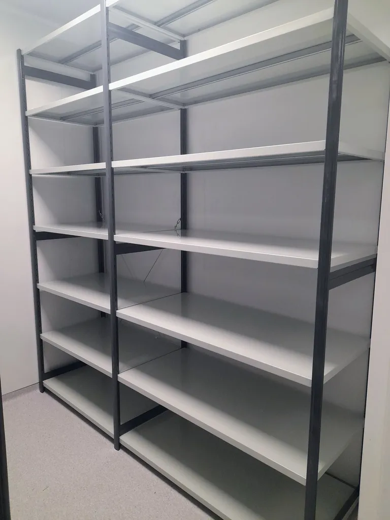 Rayonnage tubulaire avec tablettes tôlées