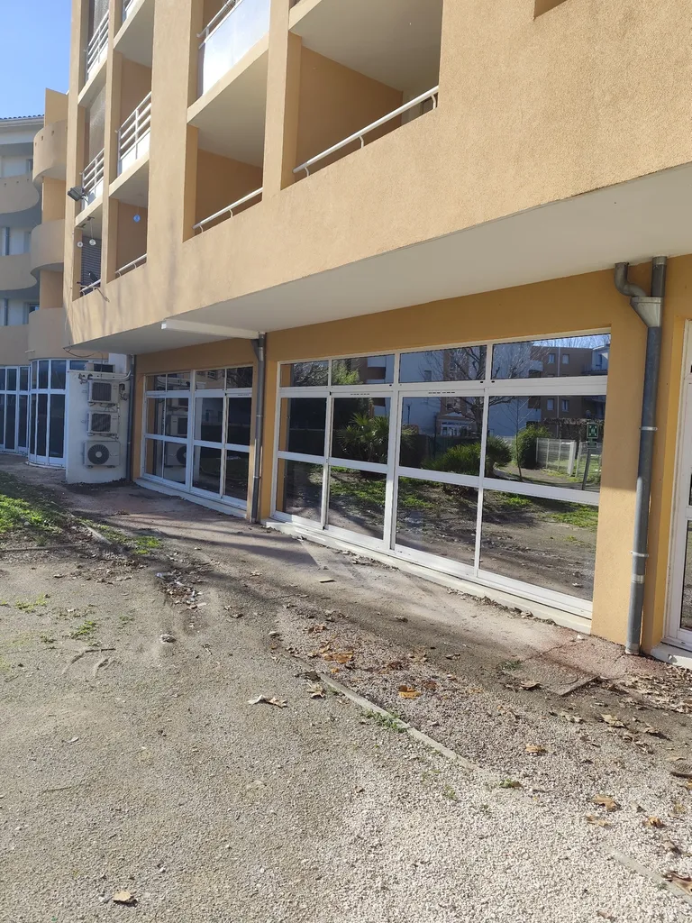 FOURNITURES ET POSE DE FILM SOLAIRE ANTI CHALEUR SUR FENÊTRES ET BAIES VITRÉES SUR UNE ECOLE PRIVÉE 