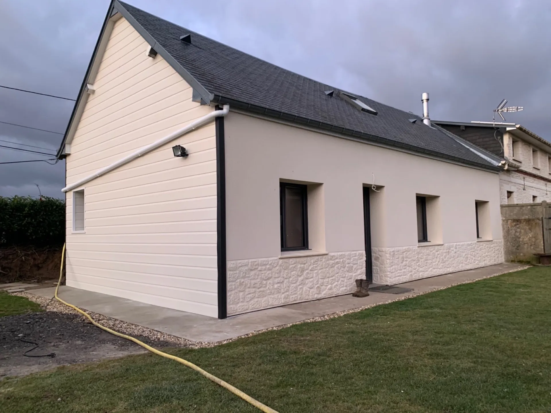 Ravalement projeté avec enduit à la chaux aérienne par une entreprise locale certifiée RGE Eco-artisan sur Epouville proche Montivilliers (76)