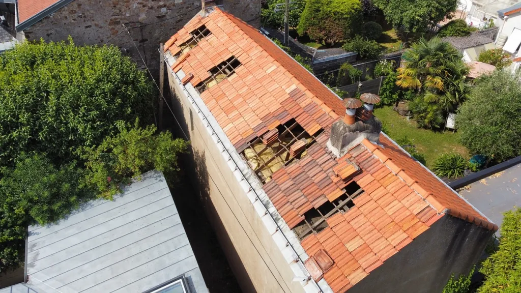 Depose de 250 tuiles pour remaniement toiture 