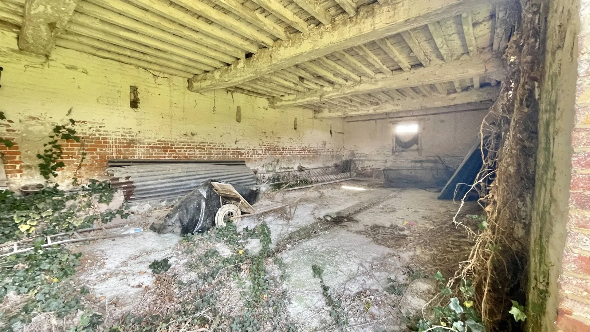 Projet immobilier aux Grandes-Ventes : Grange à réhabiliter : Trois espaces distincts permettant une modularité d’aménagement.