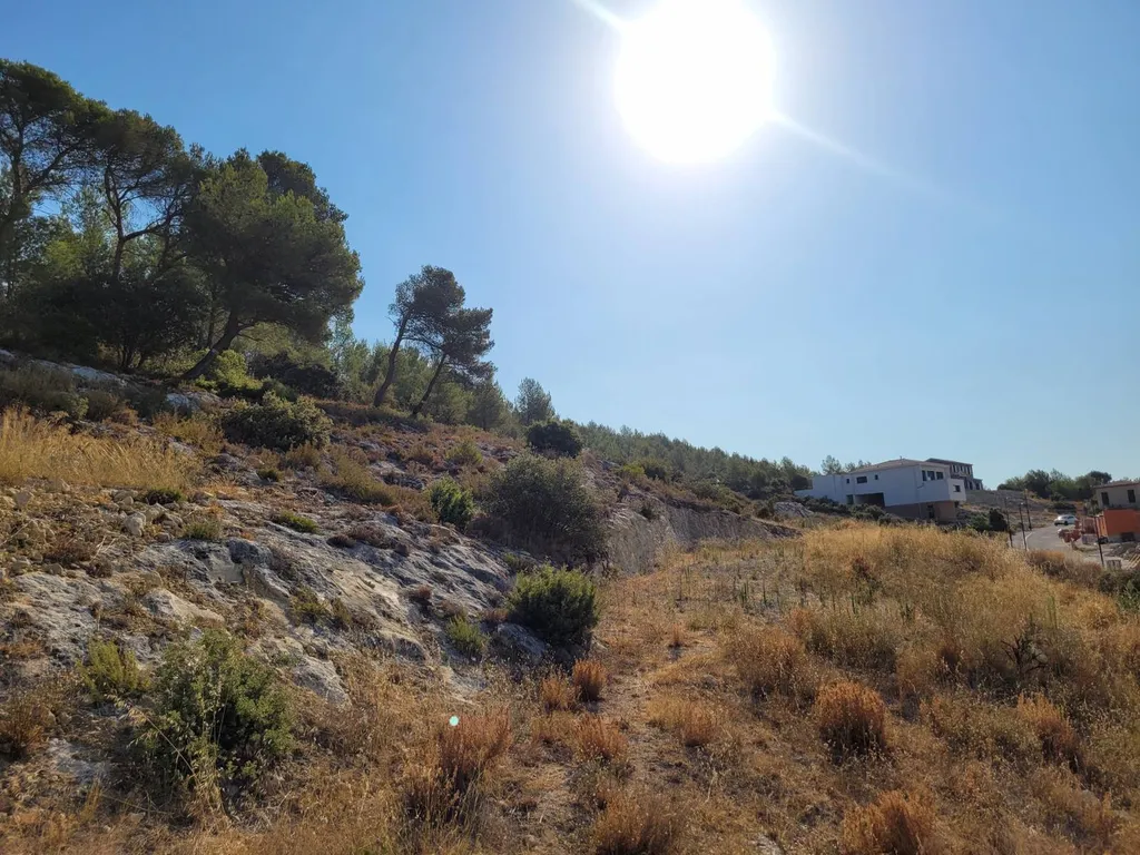 Magnifique parcelle constructible sur la commune de Rognes dans les Bouches du Rhones