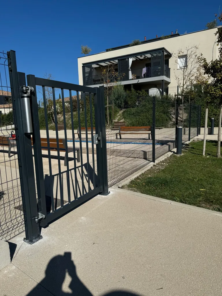 Création sur mesure d'une clôture et de portillons pour une aire de jeux d'enfant à St Cannat