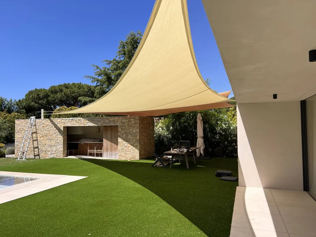 Voile d'ombrage triangle à saint tropez 