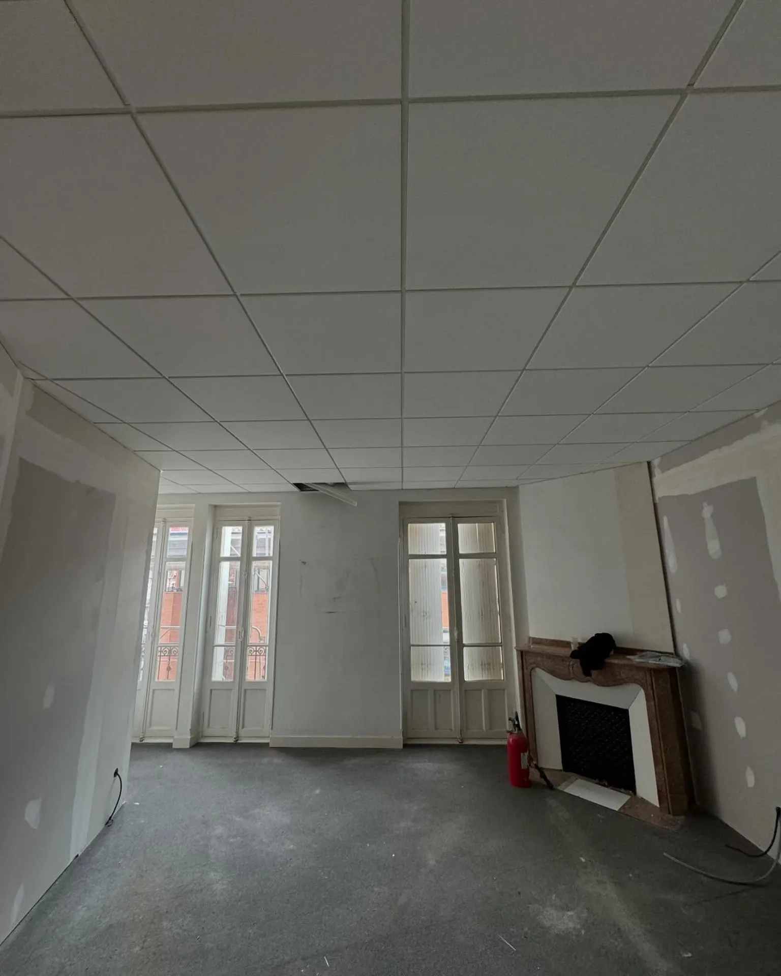 Transformation d’un local rue Gabriel Péri en bureau professionnel moderne grâce au savoir-faire d’Isoplaq Pro