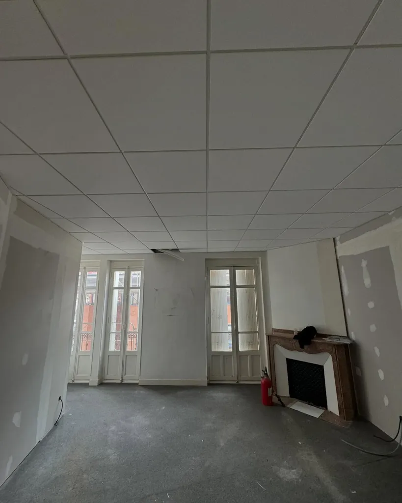 Transformation d’un local rue Gabriel Péri en bureau professionnel moderne grâce au savoir-faire d’Isoplaq Pro