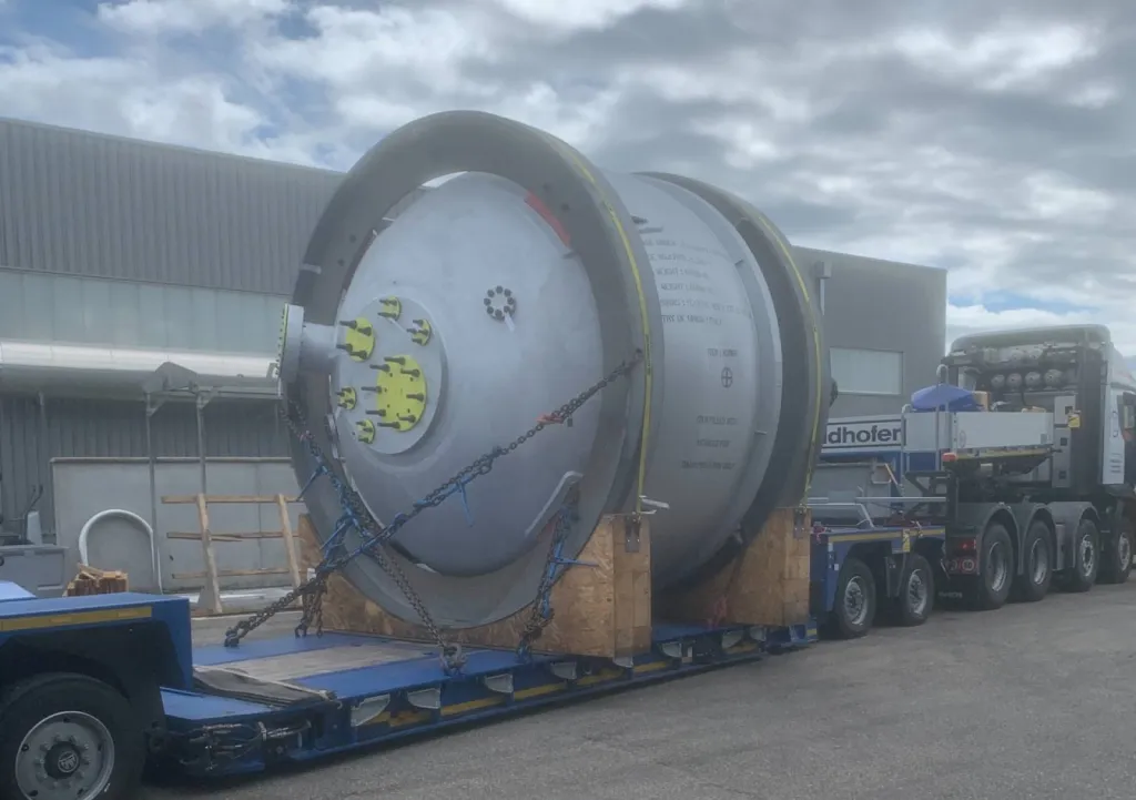 Une sphère de 66T qui voyage à travers le monde et passe en la France pour un traitement par électropolyssage.