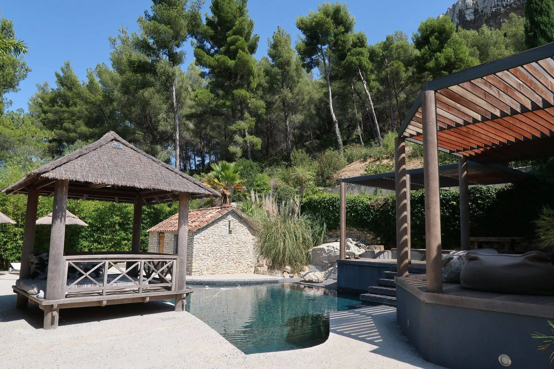Coin détente dans villa de luxe à vendre à Cassis piscine et tipi
