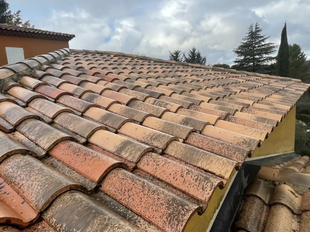 Nettoyage et traitement des tuiles mécaniques d’une Maison près de Martigues.