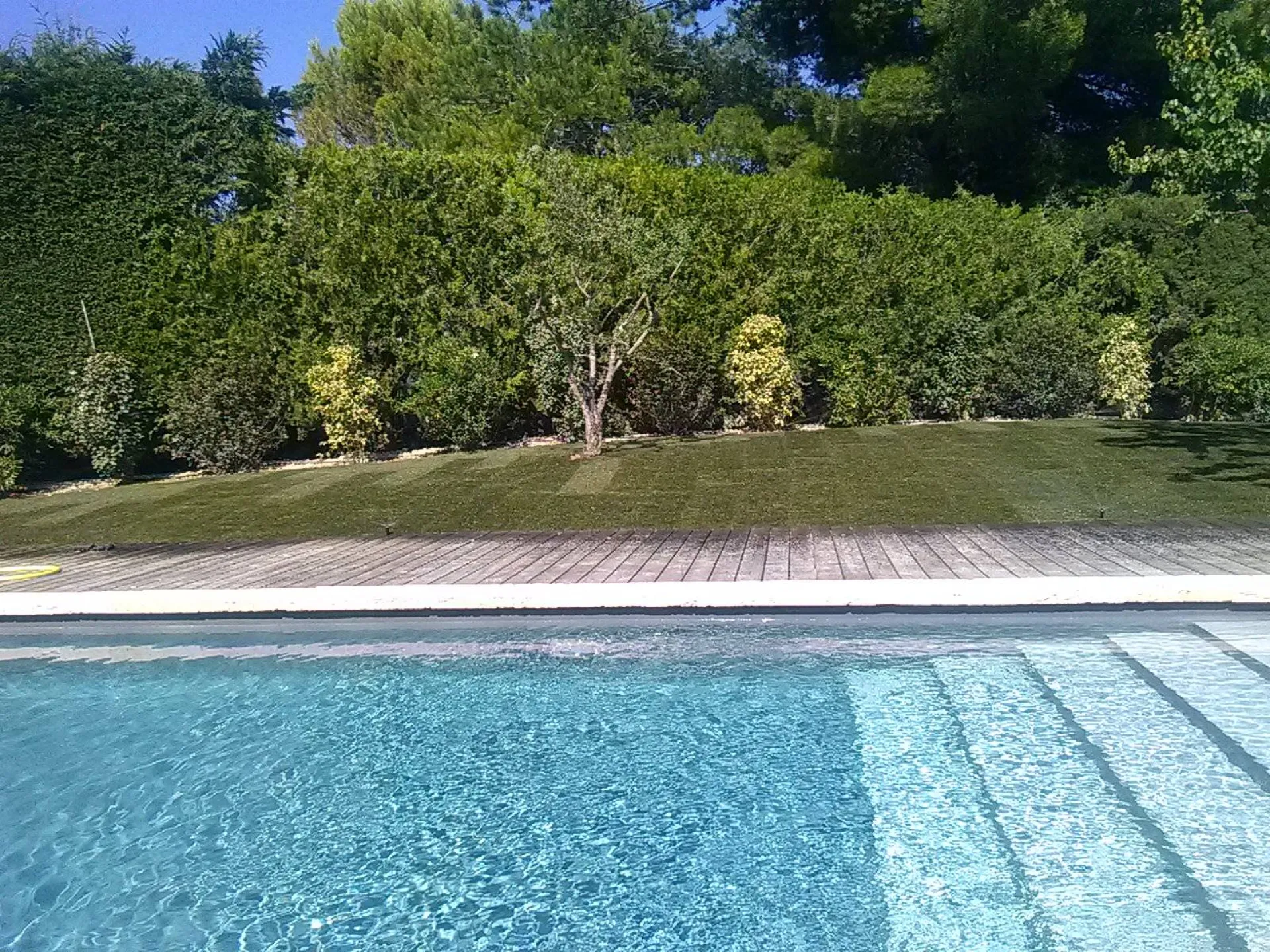 Paysagiste pour aménagement autour d une piscine a Eguilles