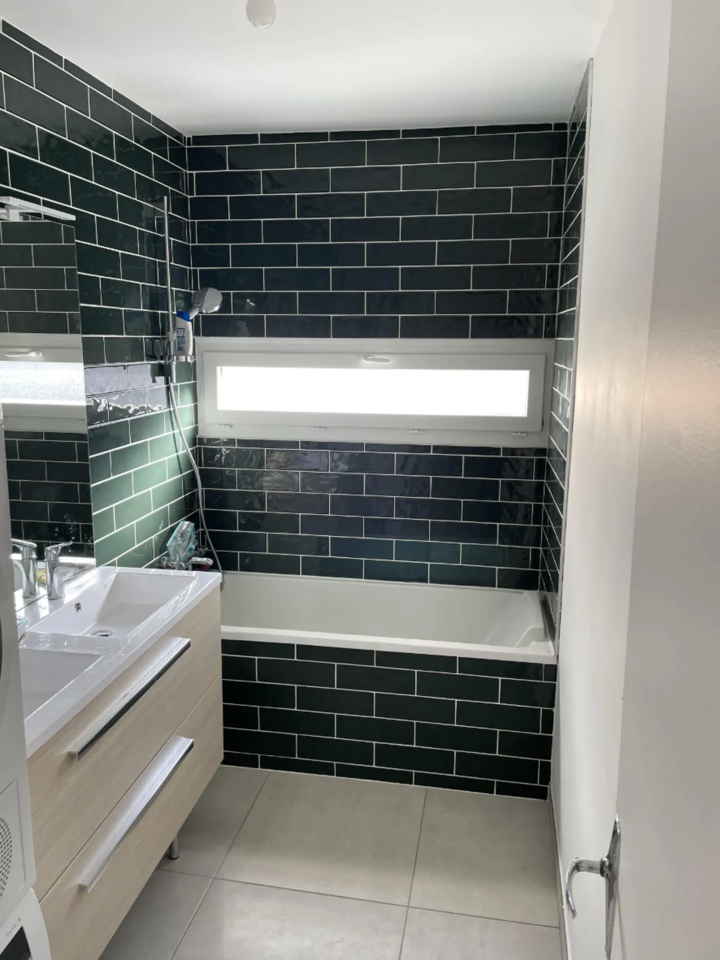 Salle de bain rénovée dans un appartement à Lyon (Rhône – 69), avec nouveaux équipements et finitions modernes pour un espace plus confortable et fonctionnel