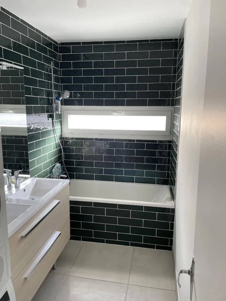 Salle de bain rénovée dans un appartement à Lyon (Rhône – 69), avec nouveaux équipements et finitions modernes pour un espace plus confortable et fonctionnel