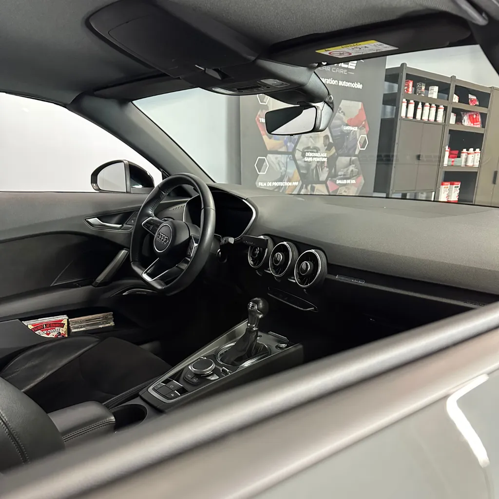 Pose d'une protection céramique GTechniq sur une Audi TT proche du Mans