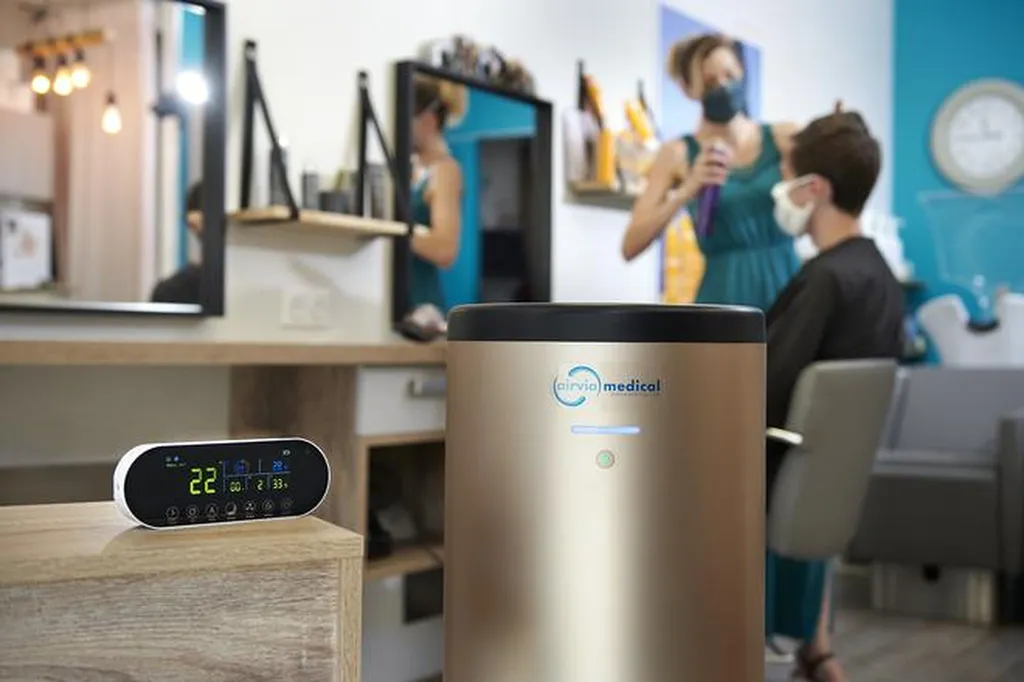 Purificateur d’air AIRVIA PRO 150 en fonctionnement dans un bureau moderne à Valence