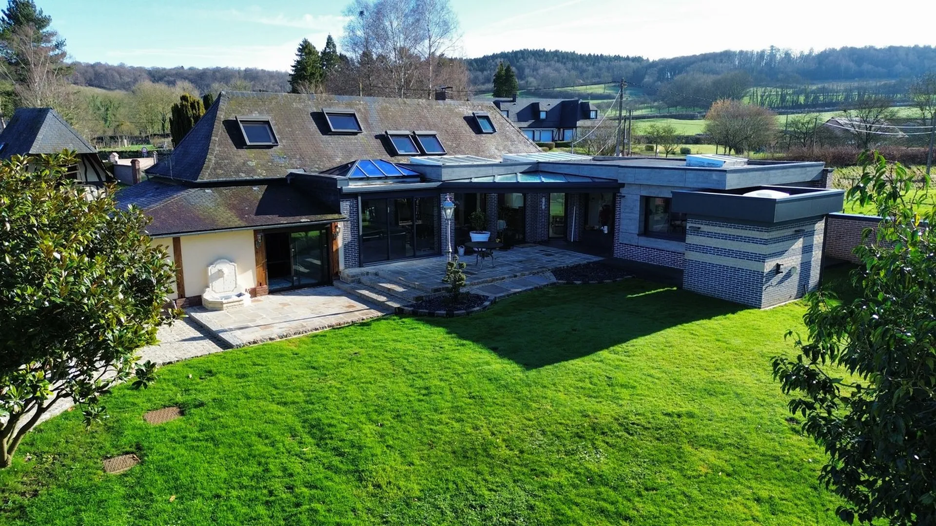 Magnifique Longère normande, entièrement rénovée mêlant le charme d’origine au contemporain.
