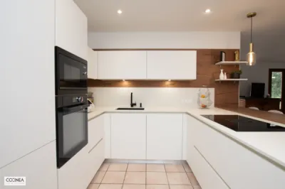 Cuisine ARMONY sans poignée signée COCINEA – Façades Kappa-X White Matt et plan Dekton Zenith