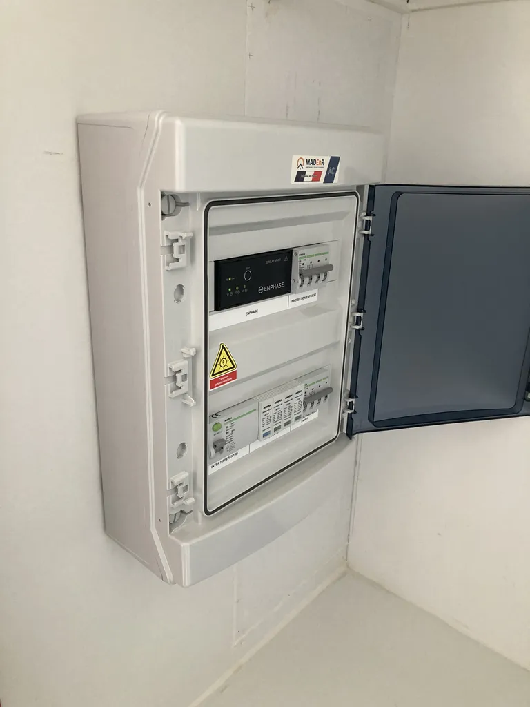 Installation de 14 panneaux photovoltaïques pour une puissance de 6 kWc à Saint-Maximin-la-Sainte-Baume 